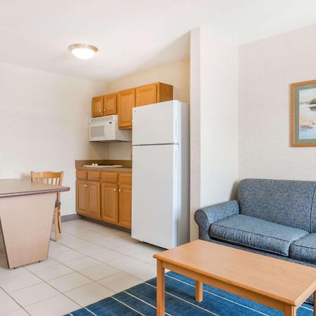 Days Inn & Suites By Wyndham Bridgeport - Clarksburg Eksteriør billede