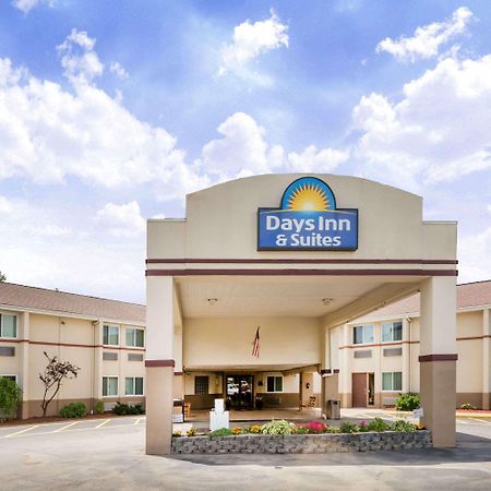 Days Inn & Suites By Wyndham Bridgeport - Clarksburg Eksteriør billede