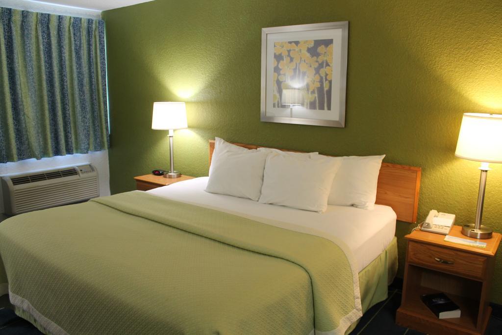 Days Inn & Suites By Wyndham Bridgeport - Clarksburg Eksteriør billede