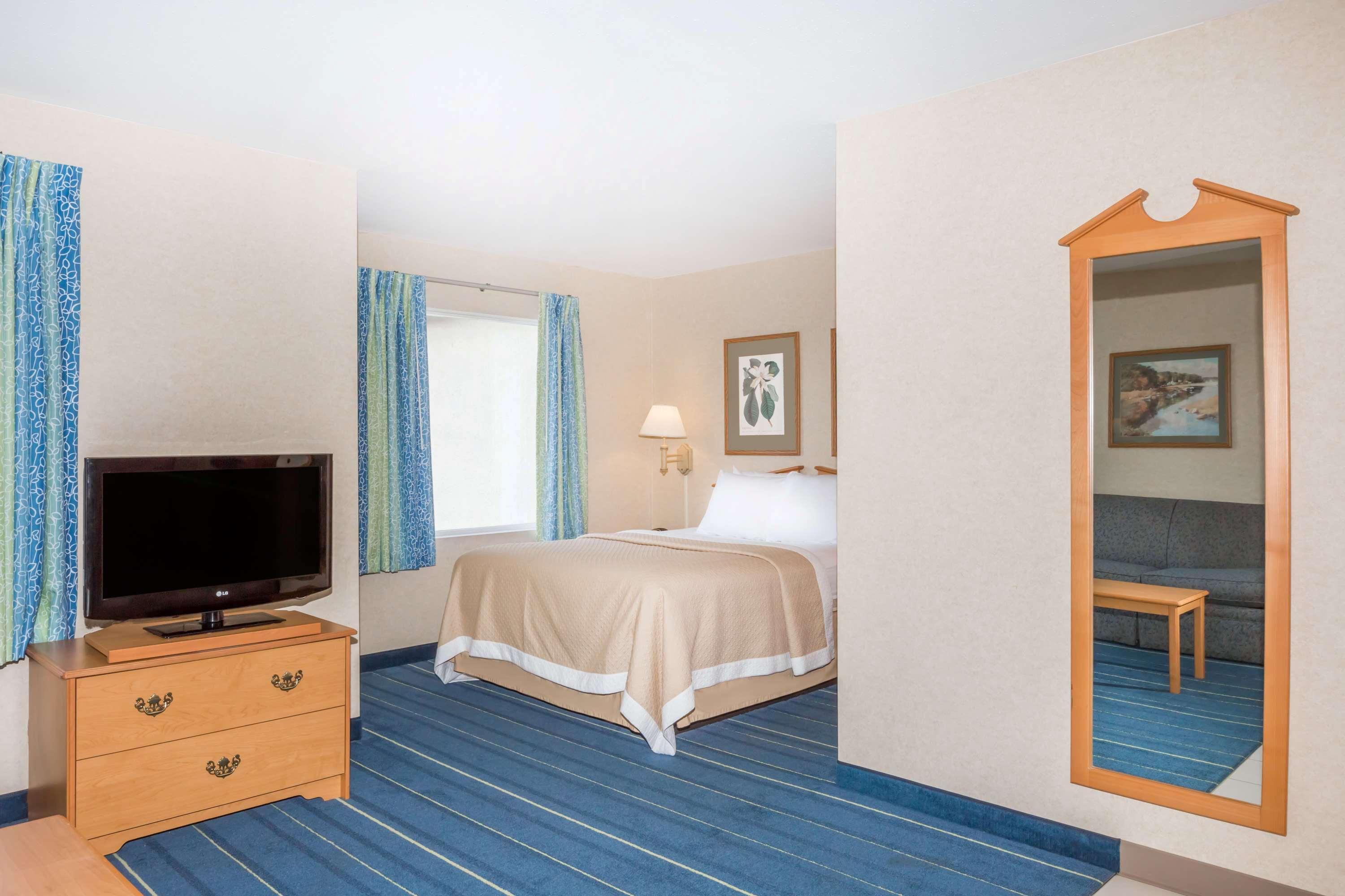Days Inn & Suites By Wyndham Bridgeport - Clarksburg Eksteriør billede