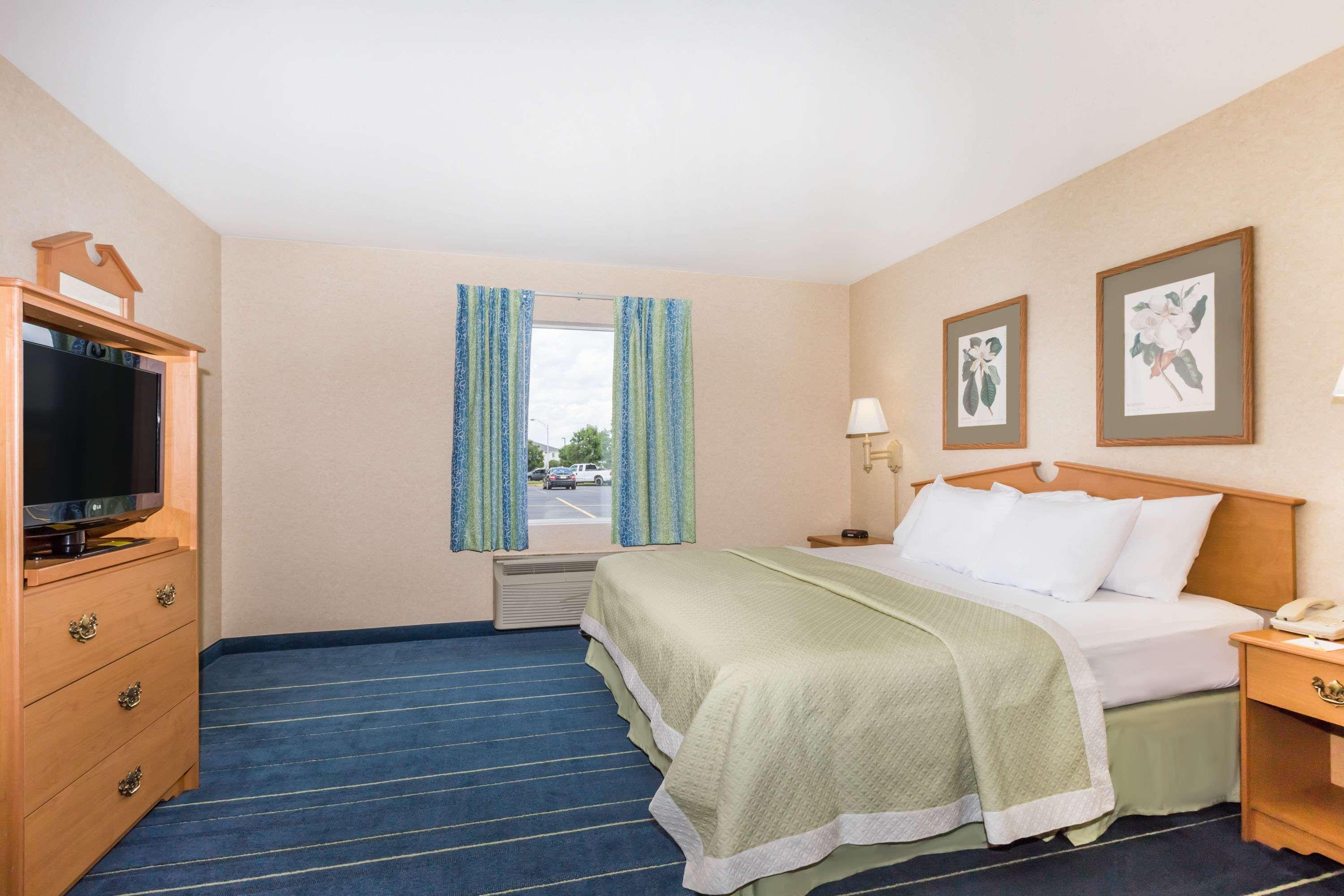 Days Inn & Suites By Wyndham Bridgeport - Clarksburg Eksteriør billede