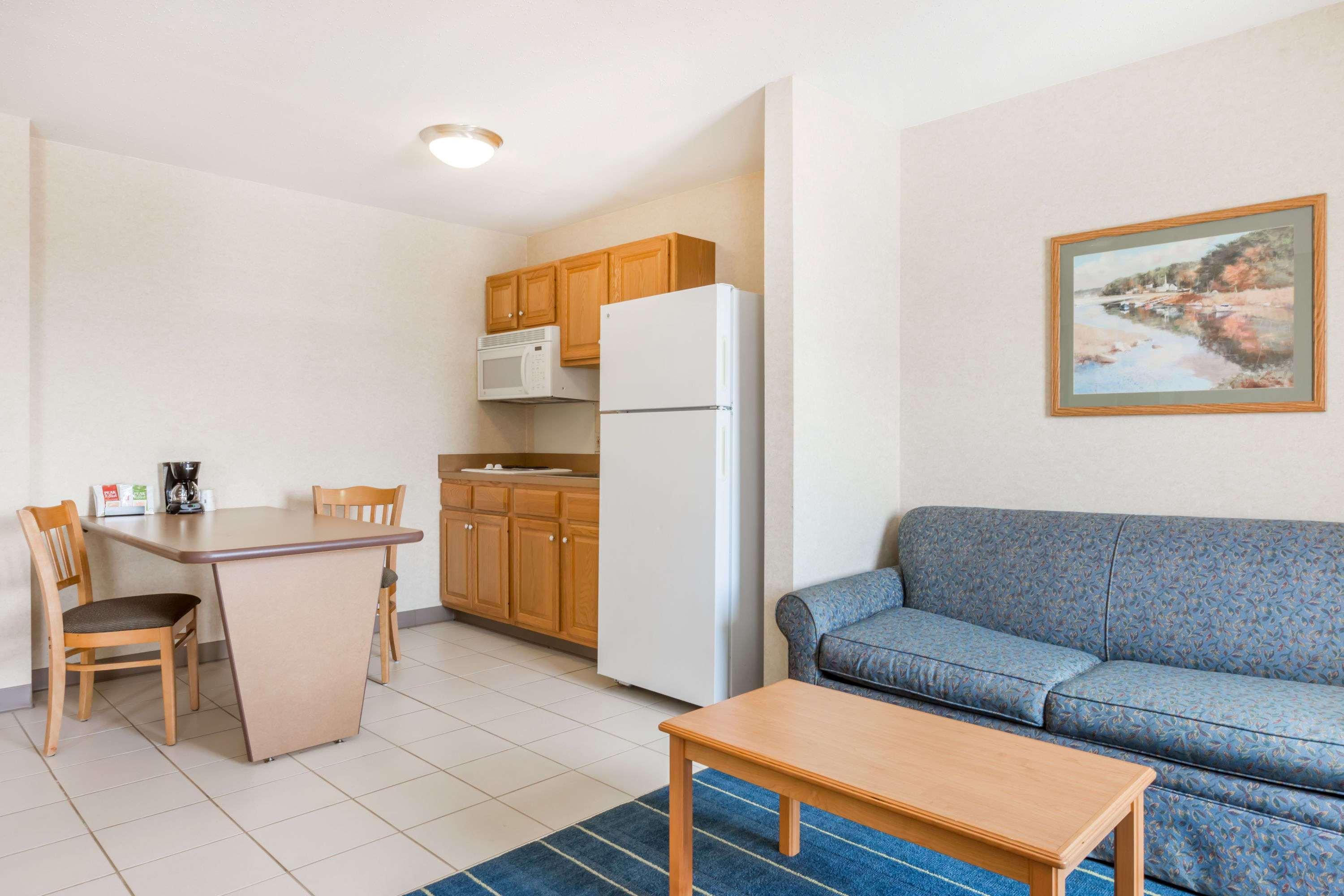 Days Inn & Suites By Wyndham Bridgeport - Clarksburg Eksteriør billede
