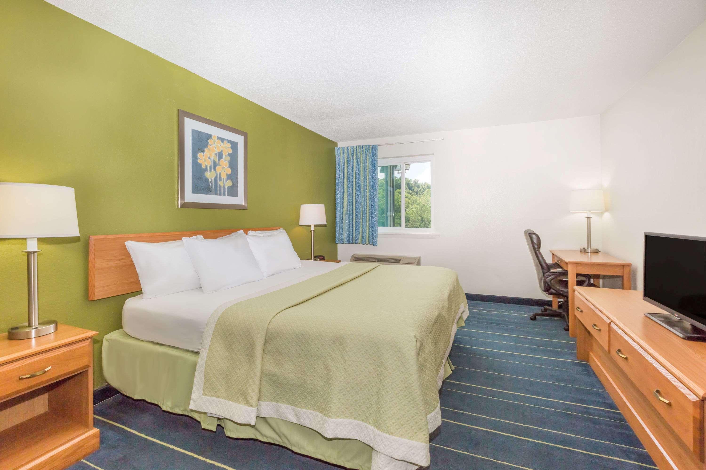 Days Inn & Suites By Wyndham Bridgeport - Clarksburg Eksteriør billede