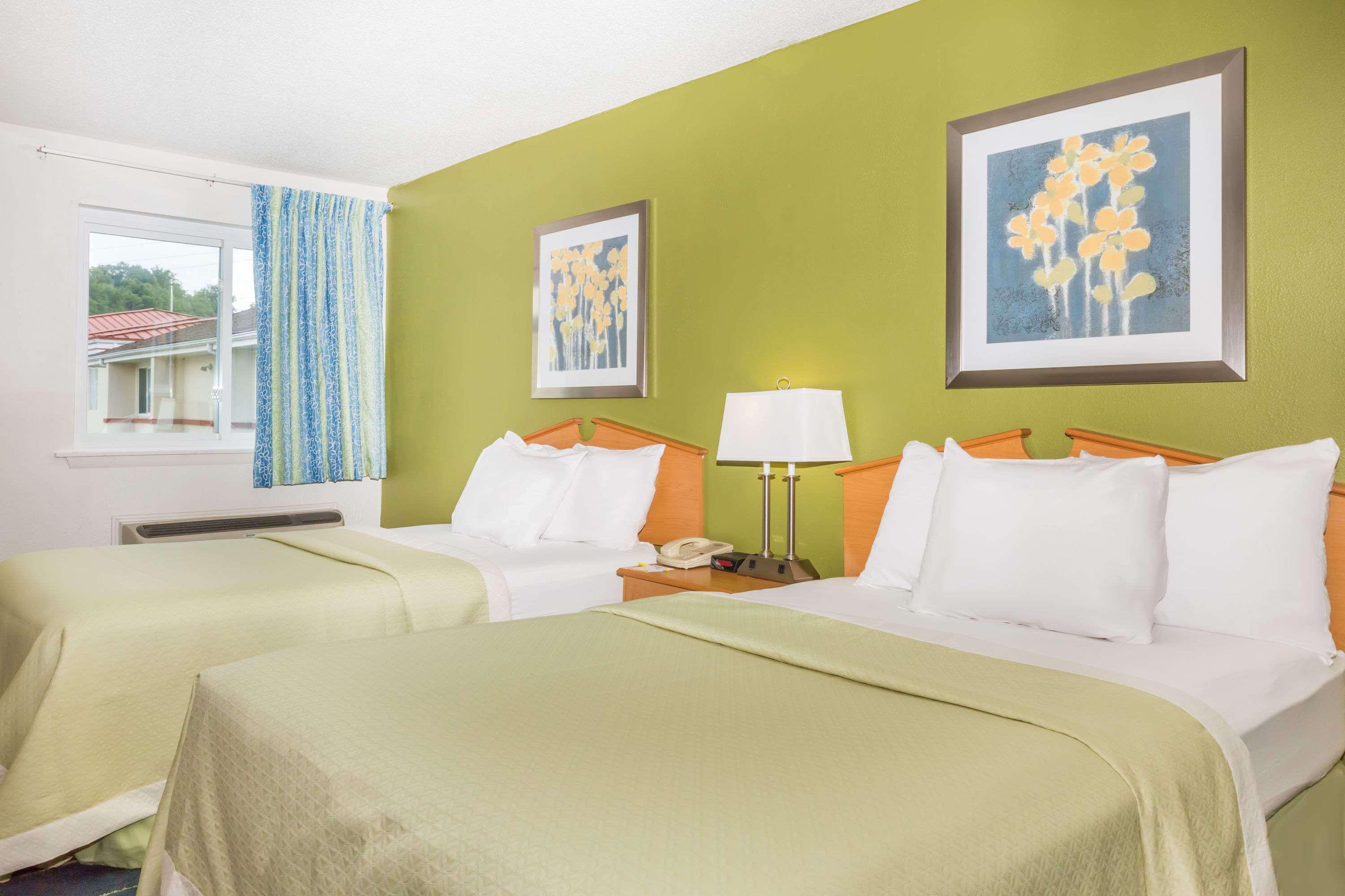 Days Inn & Suites By Wyndham Bridgeport - Clarksburg Eksteriør billede