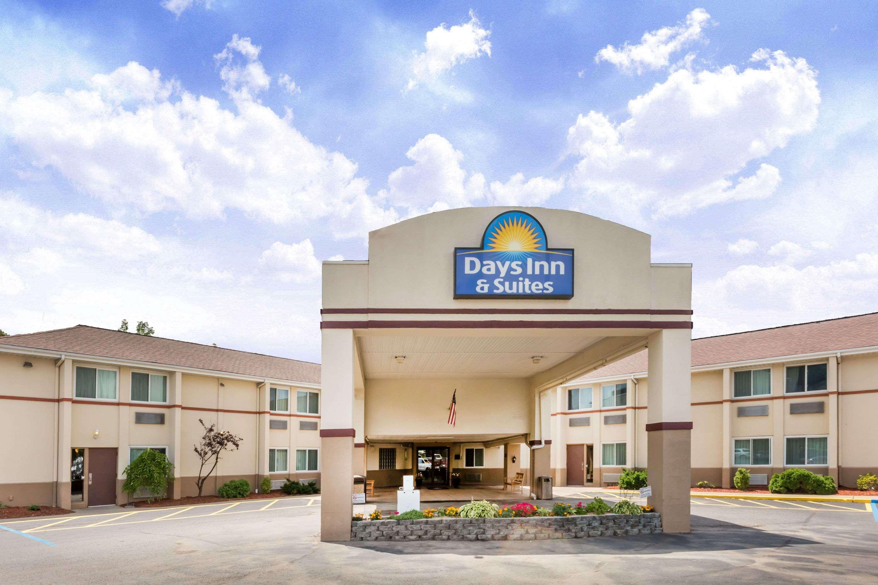 Days Inn & Suites By Wyndham Bridgeport - Clarksburg Eksteriør billede