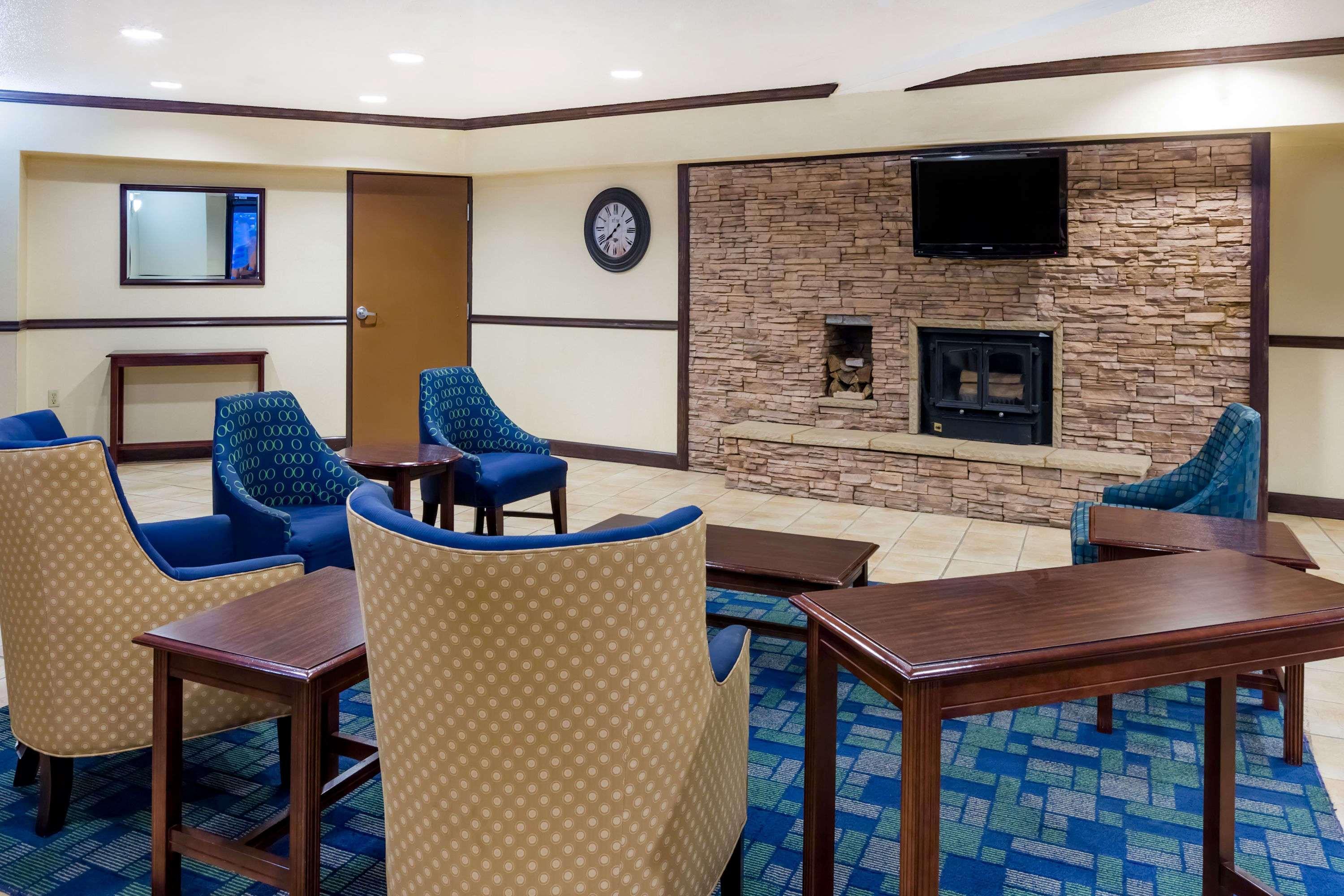 Days Inn & Suites By Wyndham Bridgeport - Clarksburg Eksteriør billede