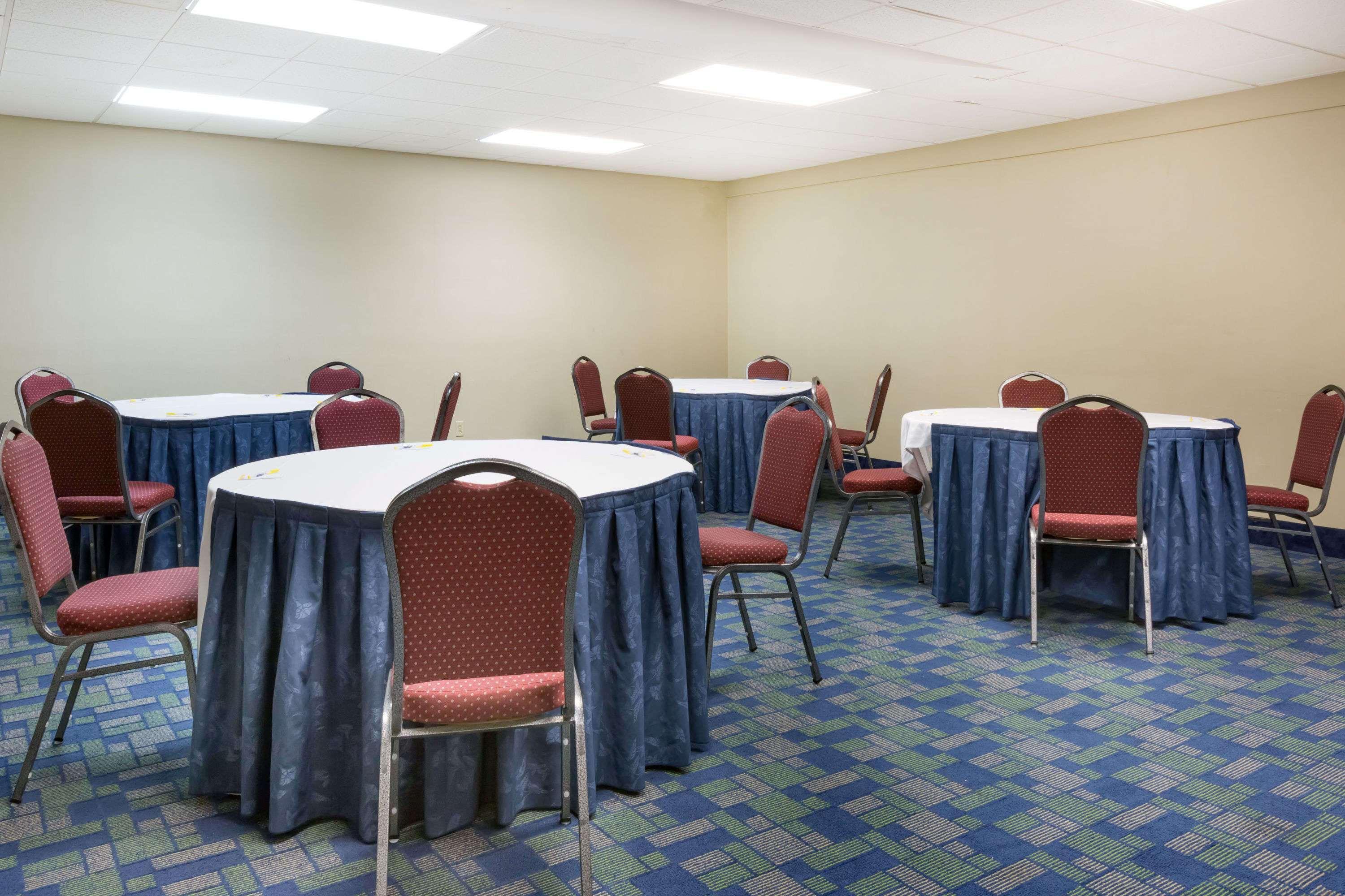 Days Inn & Suites By Wyndham Bridgeport - Clarksburg Eksteriør billede