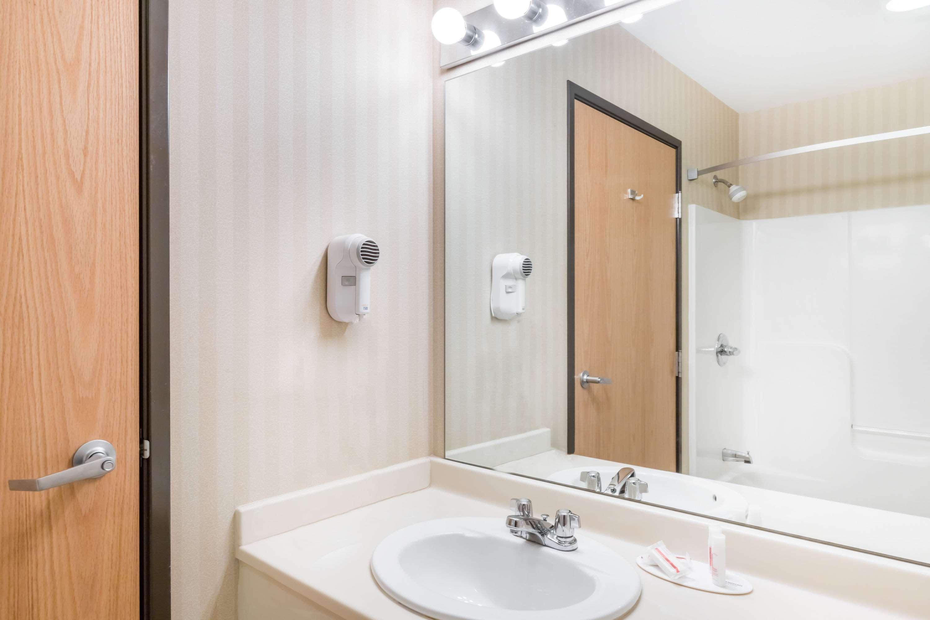 Days Inn & Suites By Wyndham Bridgeport - Clarksburg Eksteriør billede