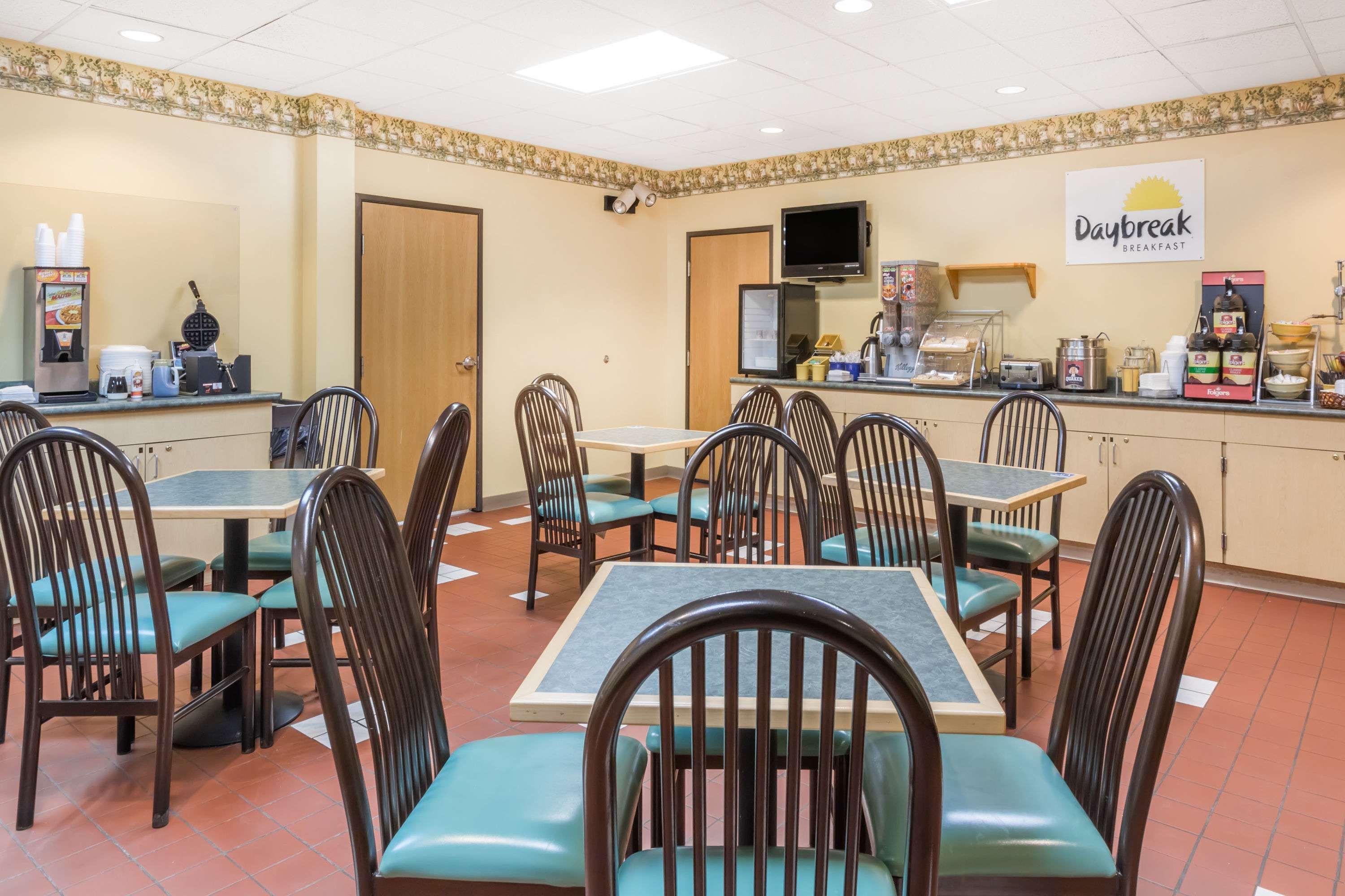 Days Inn & Suites By Wyndham Bridgeport - Clarksburg Eksteriør billede