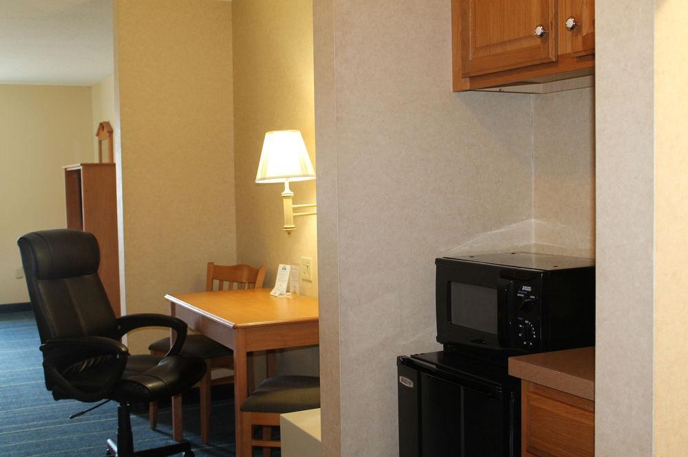 Days Inn & Suites By Wyndham Bridgeport - Clarksburg Eksteriør billede