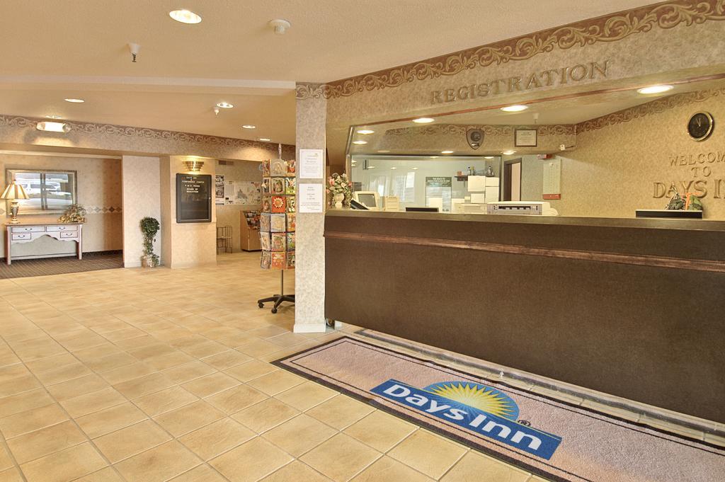 Days Inn & Suites By Wyndham Bridgeport - Clarksburg Eksteriør billede