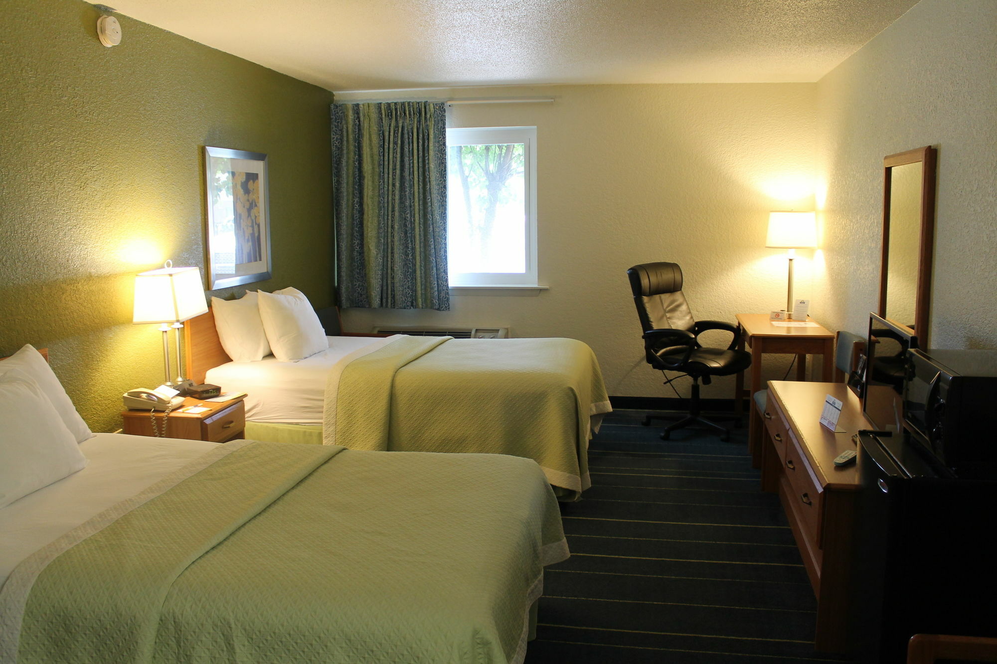 Days Inn & Suites By Wyndham Bridgeport - Clarksburg Eksteriør billede