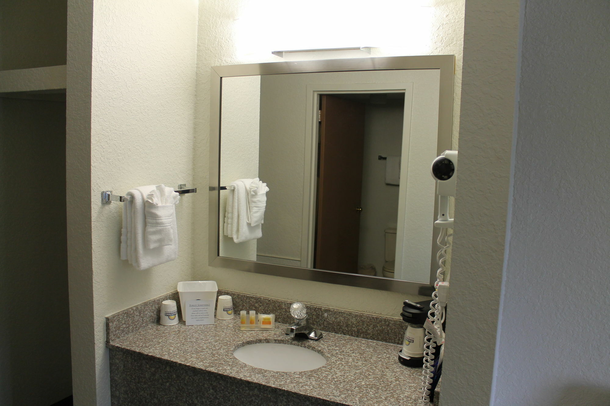 Days Inn & Suites By Wyndham Bridgeport - Clarksburg Eksteriør billede
