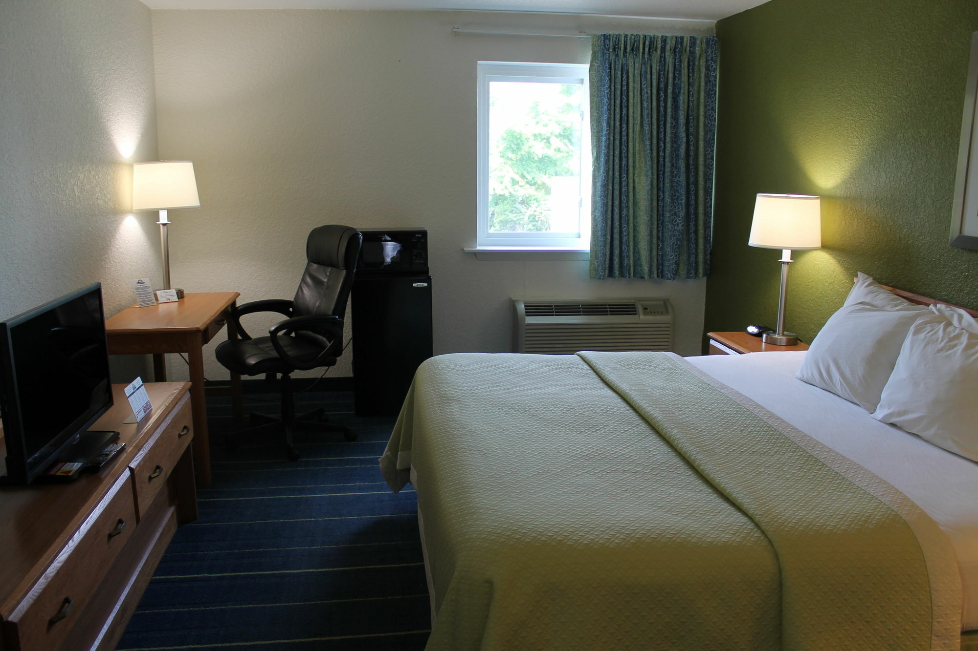 Days Inn & Suites By Wyndham Bridgeport - Clarksburg Eksteriør billede