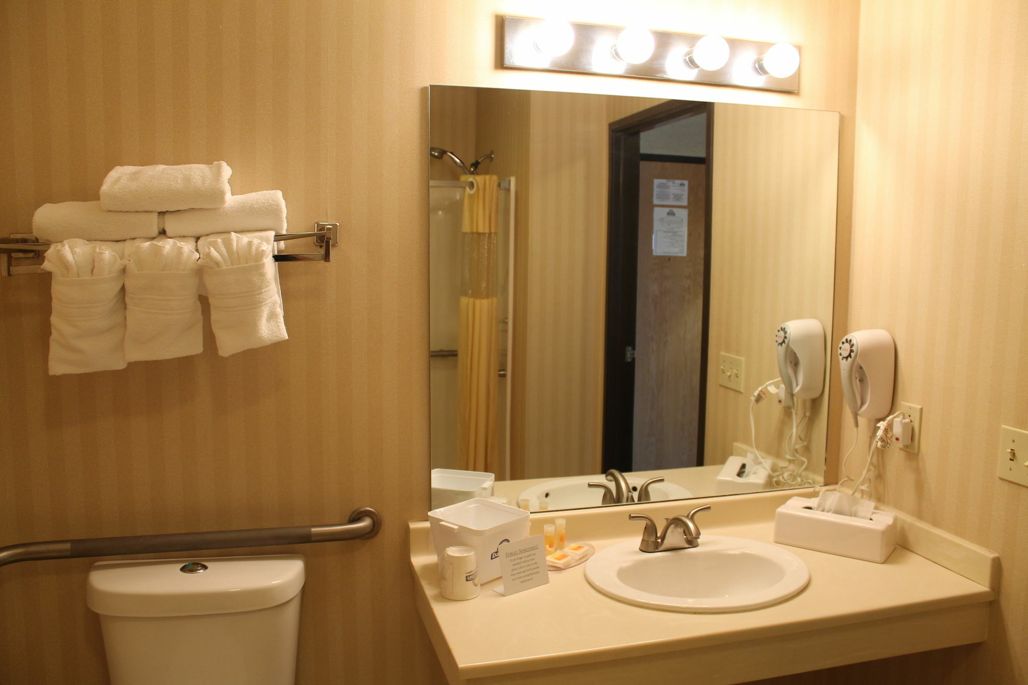 Days Inn & Suites By Wyndham Bridgeport - Clarksburg Eksteriør billede