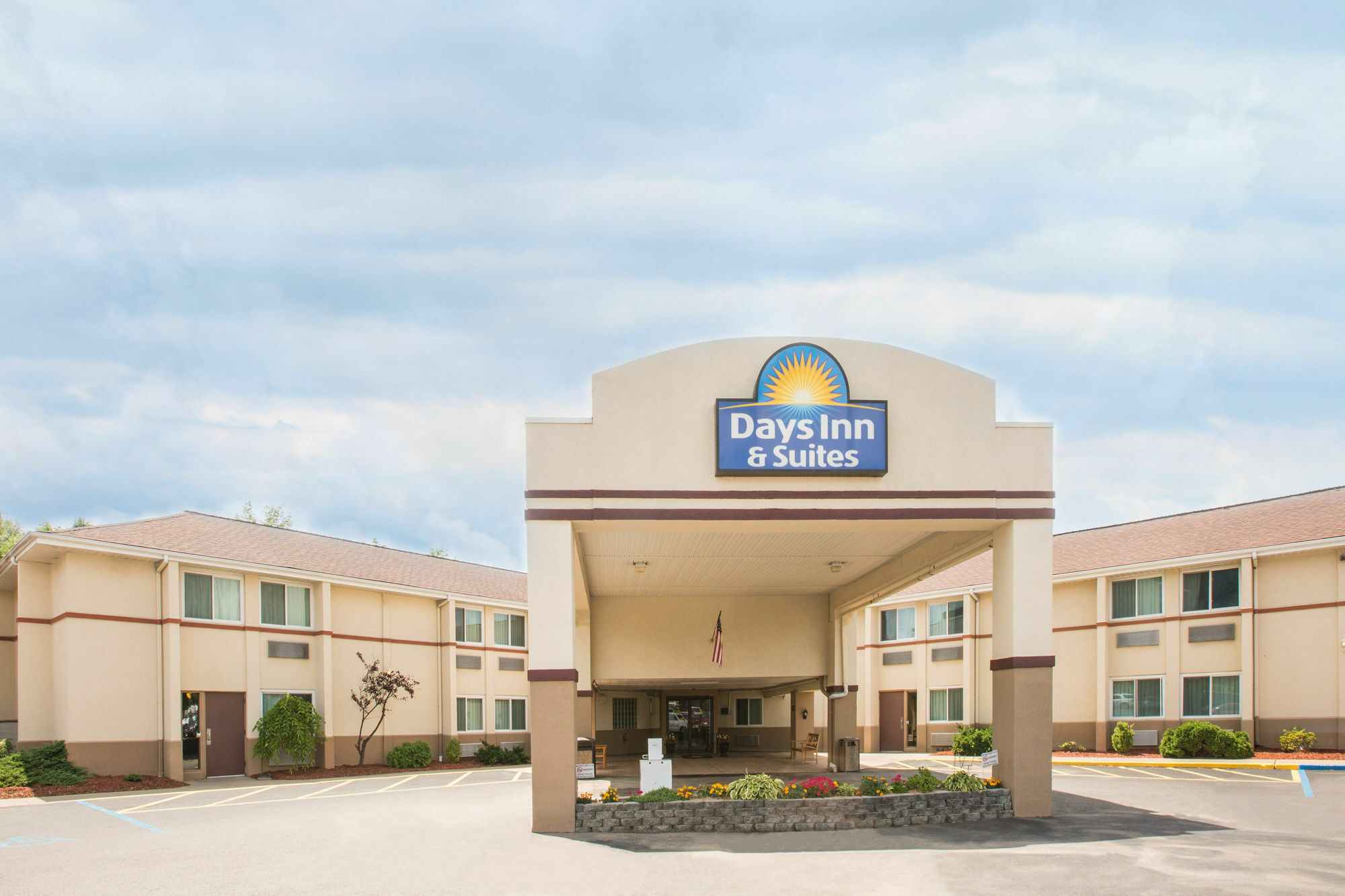 Days Inn & Suites By Wyndham Bridgeport - Clarksburg Eksteriør billede