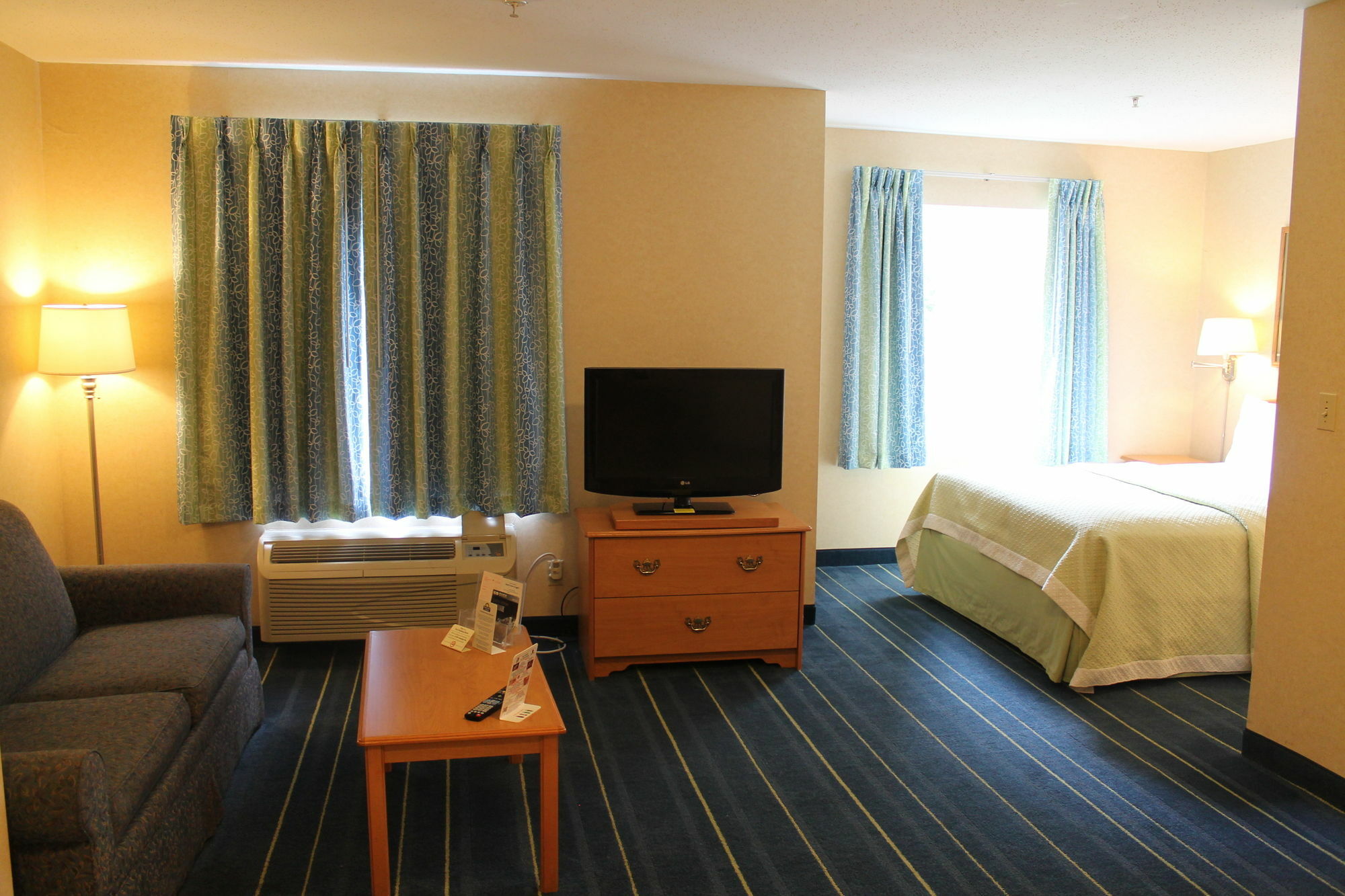 Days Inn & Suites By Wyndham Bridgeport - Clarksburg Eksteriør billede