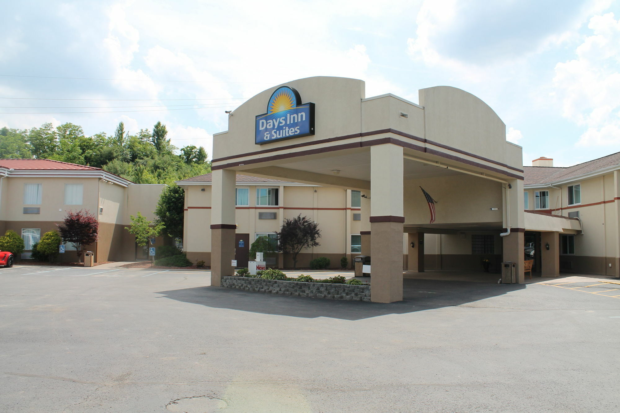 Days Inn & Suites By Wyndham Bridgeport - Clarksburg Eksteriør billede