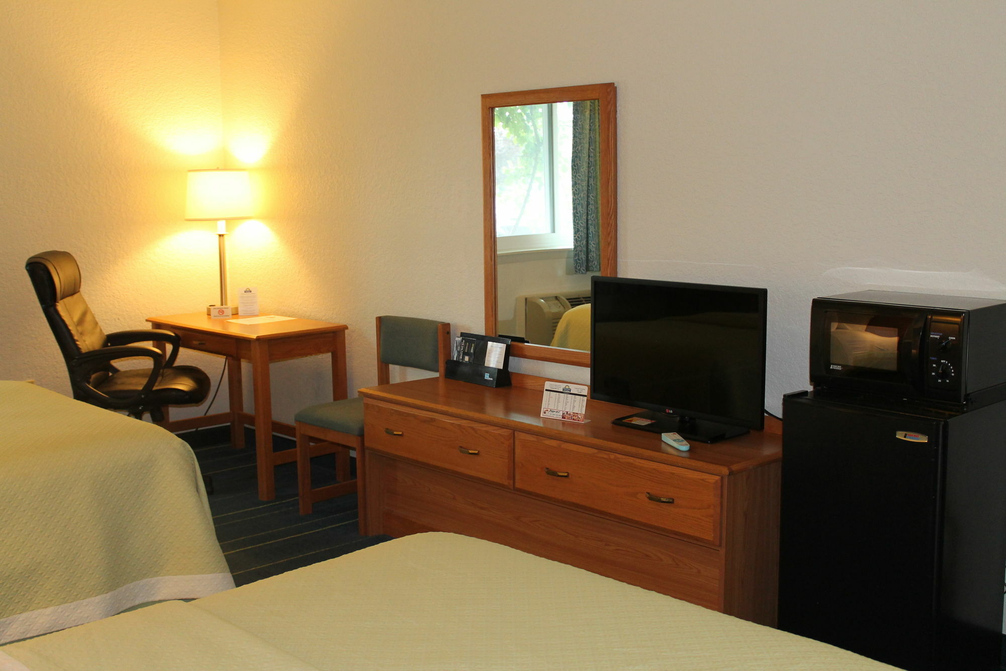 Days Inn & Suites By Wyndham Bridgeport - Clarksburg Eksteriør billede