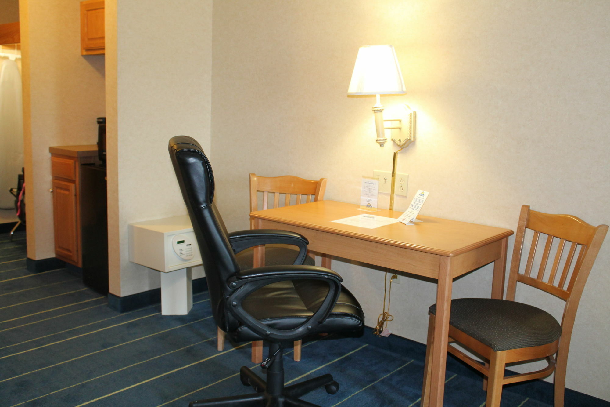 Days Inn & Suites By Wyndham Bridgeport - Clarksburg Eksteriør billede