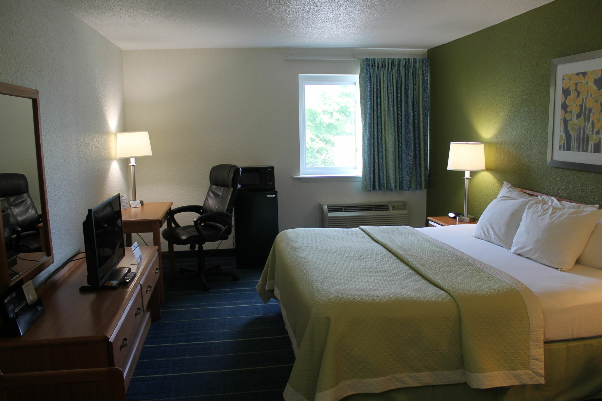 Days Inn & Suites By Wyndham Bridgeport - Clarksburg Eksteriør billede